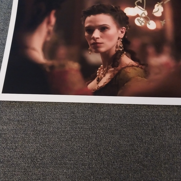 Official Guide Book Versailles Signed Photo from set actress Anna Brewster - Picture 2 of 5